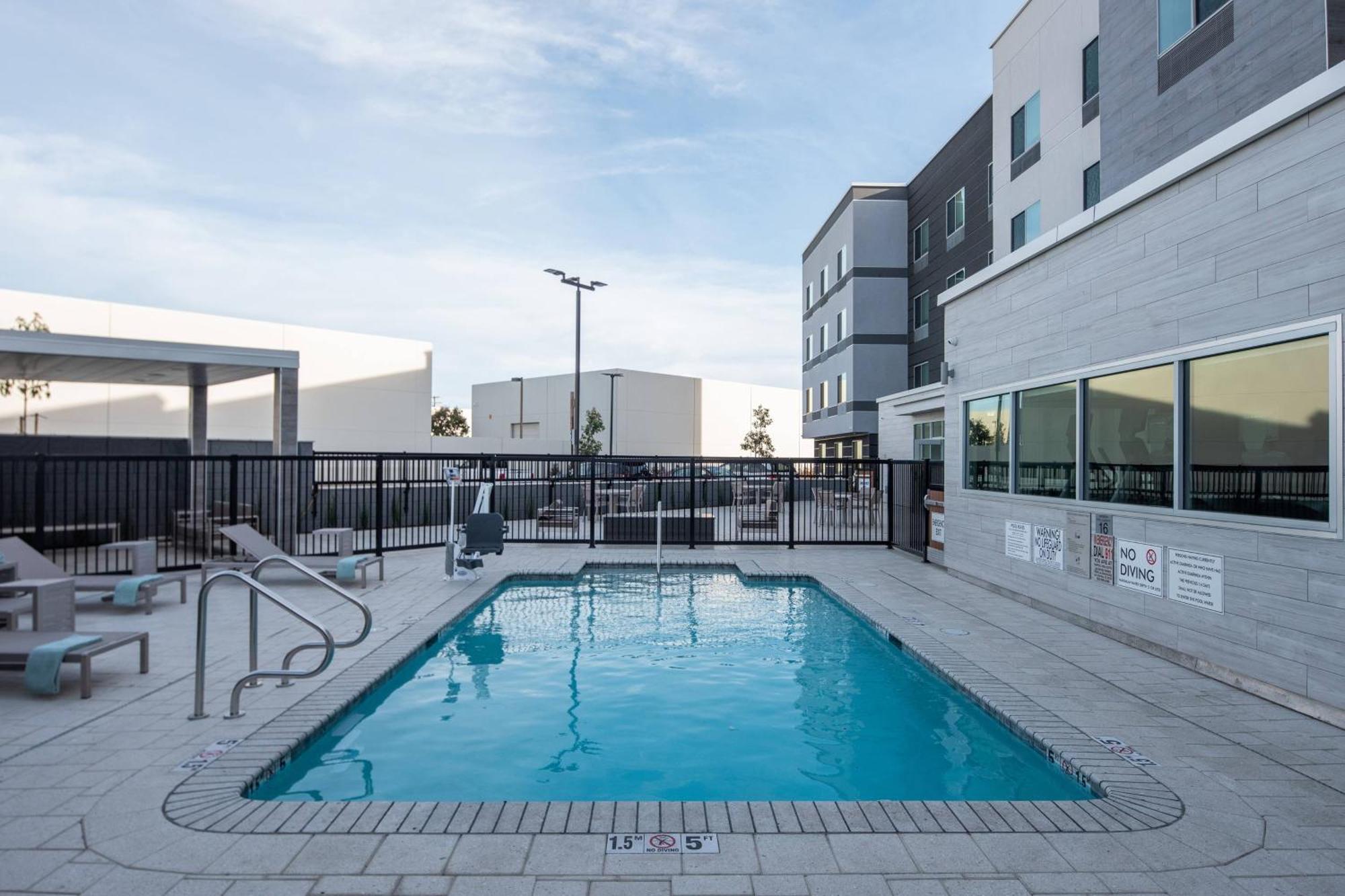 Hotel Fairfield By Marriott & Anaheim Alamitos