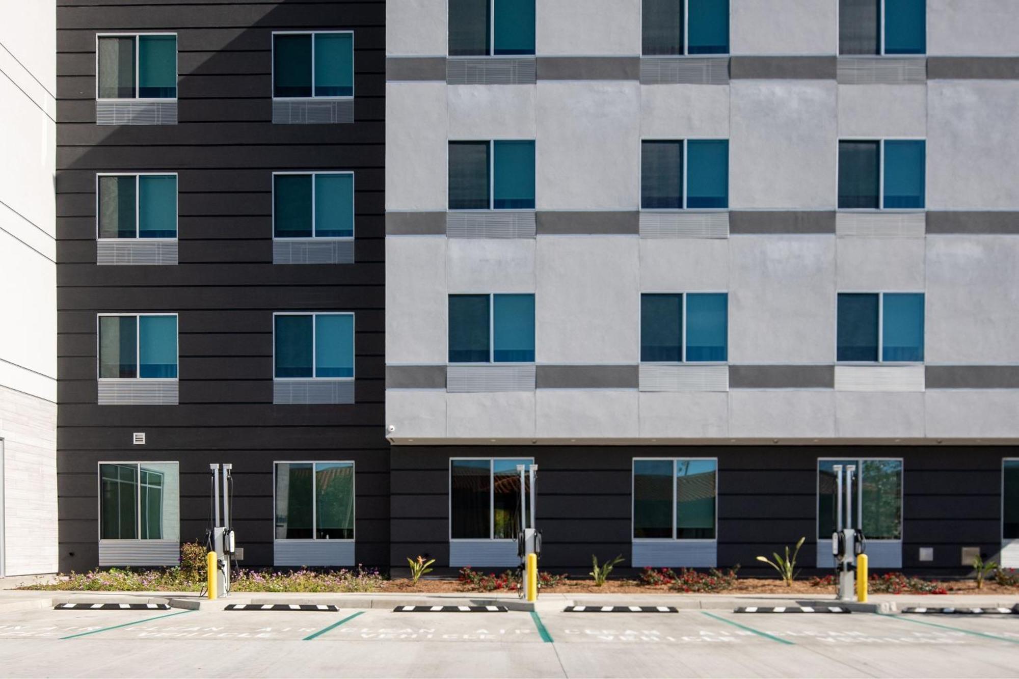 Fairfield By Marriott & Anaheim Alamitos 3*
